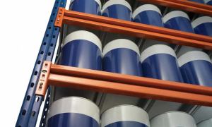 almacenaje industrial en estanterías metálicas