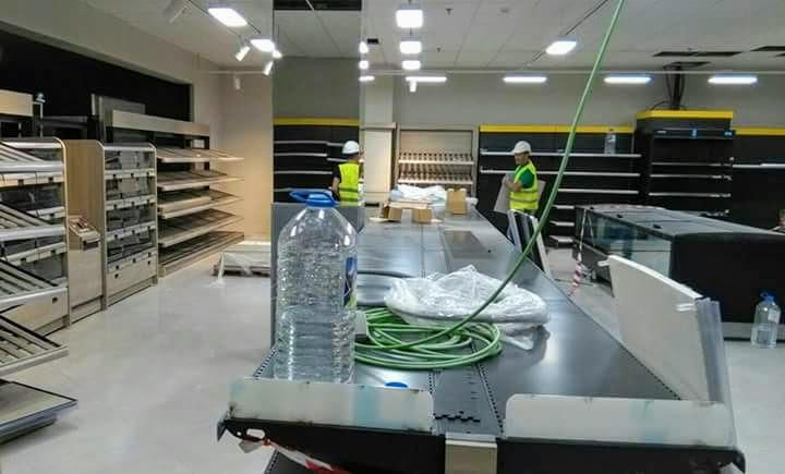 Montaje de estanterías comerciales para grandes superficies